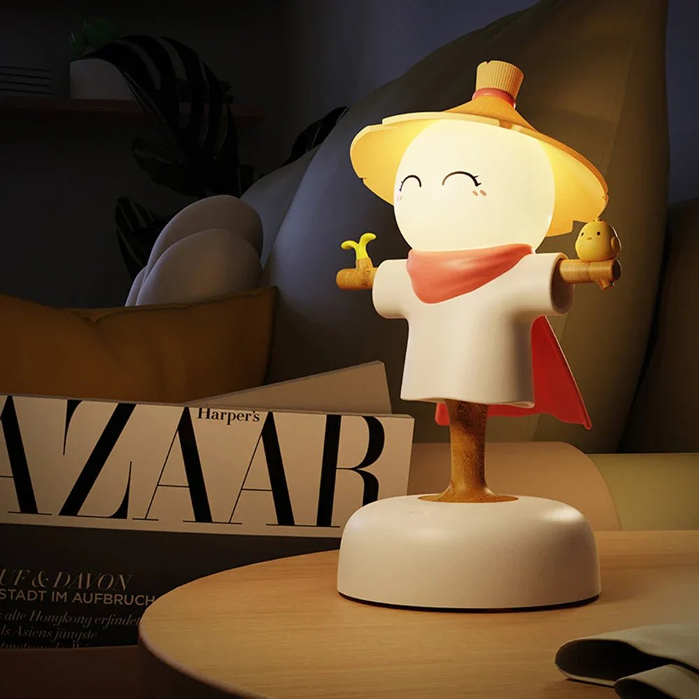Cheerful cartoon lampe mit gelbem hut und rotem umhang für eine beruhigende atmosphäre